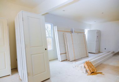 Yeni evin inşaatı için iç kapıların kurulmasını bekleyen bir oda.