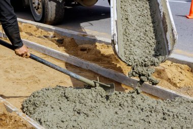 Beton karıştırıcı kamyondan kaldırımlı betona dökülüyor.
