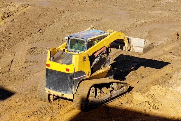 Buldozer Toprak Kazıcı Inşaat Ekipmanlarını Taşıyor — Stok fotoğraf