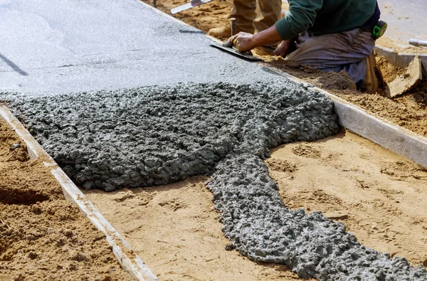 Betong Lastbil Med Hälla Cement Till Bostäder Gata Selektivt Fokus — Stockfoto