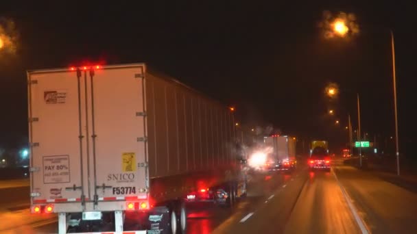 Американська міжштатна автомагістраль в різних кольорах в нічний час дощ США розмивається рух — стокове відео