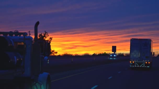 Notte di traffico affollato in autostrada più auto strada NOI moto offuscata durante un meraviglioso tramonto — Video Stock