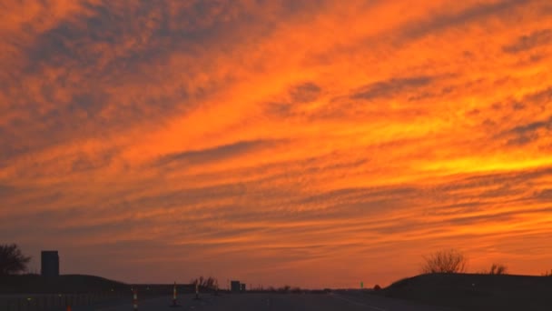 Autopista interestatal americana durante una maravillosa puesta de sol en tráfico nocturno ocupado a través de la autopista — Vídeo de stock