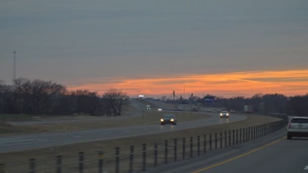 Estrada interestadual americana no trânsito ao pôr do sol — Vídeo de Stock