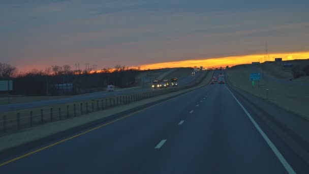 Trafik på motorväg amerikansk motorväg i solnedgången, väg med bilar — Stockvideo