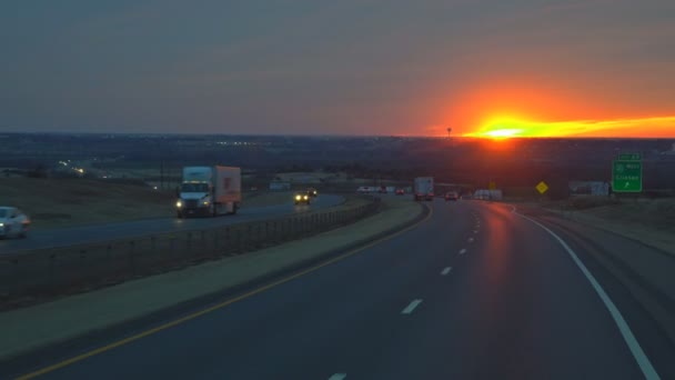 Pôr do sol crepúsculo na estrada, noite de noite em estrada movimentada em carros — Vídeo de Stock