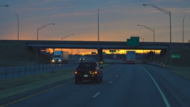 Tramonto crepuscolo in autostrada, sera notte in strada trafficata in auto — Video Stock