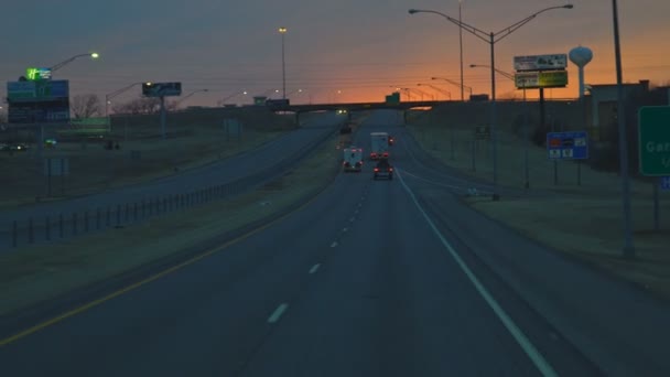 Trafik på motorväg amerikansk motorväg i solnedgången, väg med bilar — Stockvideo