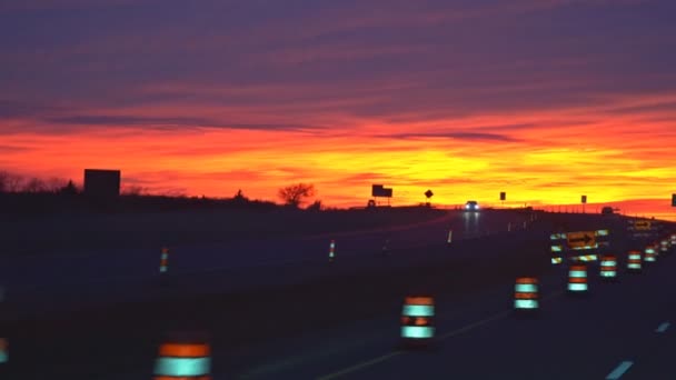 Coucher de soleil sur une autoroute nuit avec camion avec conduite rapide dans la route de campagne — Video