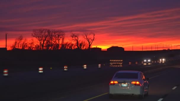 Na autostradzie w nocy z małym ruchem po zachodzie słońca — Wideo stockowe