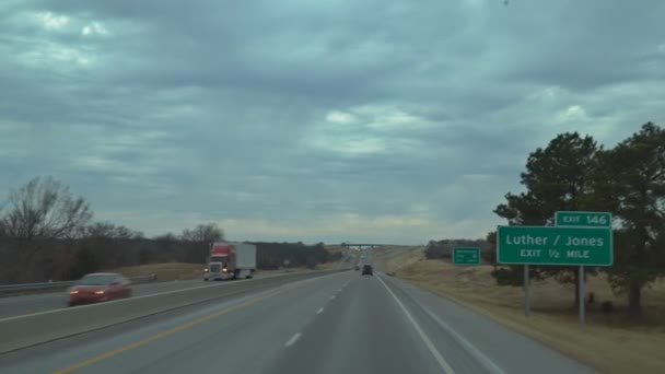 Autopista de tráfico con día en los coches de carretera EE.UU. — Vídeos de Stock