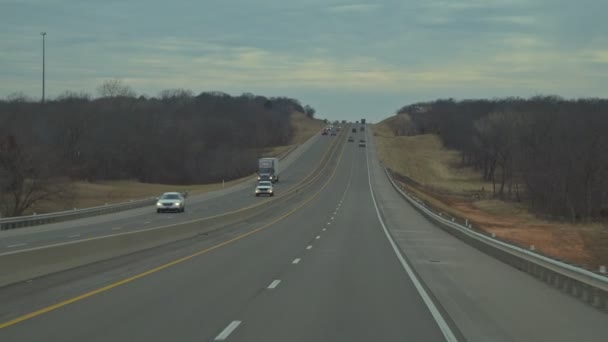 Rush tráfico con muchos coches en con día en la carretera EE.UU. — Vídeos de Stock