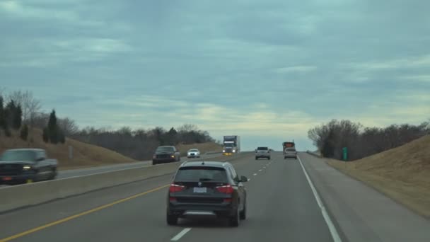 Tráfico en la autopista durante el día, EE.UU. — Vídeos de Stock