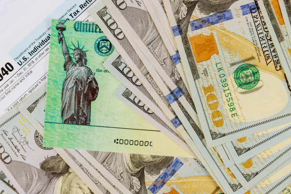 Closeup 1040 Daňový Formulář Šekem Měnou Vrácení Peněz Americké Dolarové — Stock fotografie