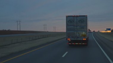 Amerika otoyolu gün batımında trafikte