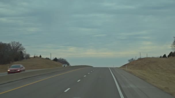 Trafik motorväg in med dag på motorvägen bilar USA — Stockvideo