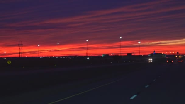 Amerikai autópálya egy csodálatos naplementében, forgalmas éjszakai forgalomban az autópályán. — Stock videók
