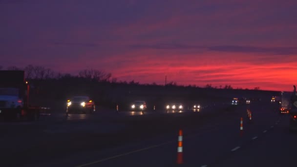 Auto lichte zonsondergang met drukke snelwegen met andere voertuigen op het platteland weg — Stockvideo