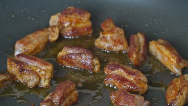 Costillas de cerdo a la parrilla en grying con sartén de cocción cámara lenta — Vídeos de Stock