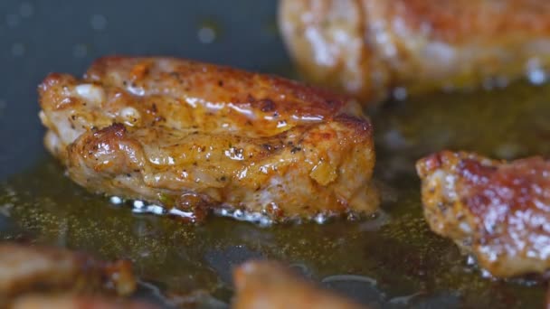 烤猪排慢动作的美味油炸 — 图库视频影像