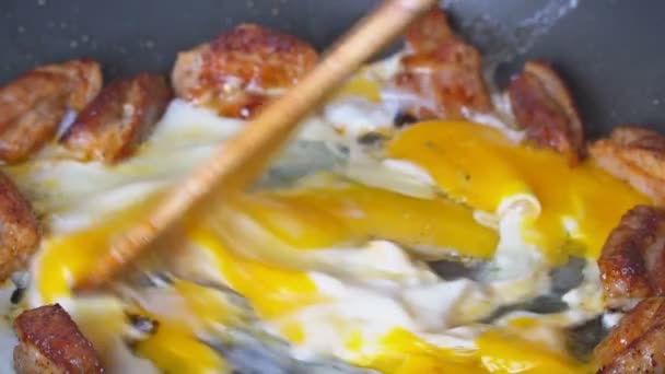 Запечена свинина та курячі яйця на сковороді повільний рух — стокове відео