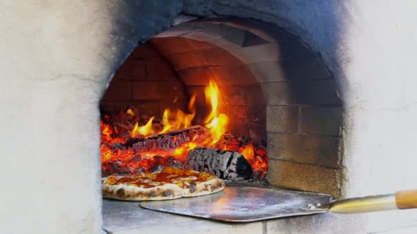 Pizza italiana se cocina en una tradición un horno de leña cámara lenta — Vídeos de Stock