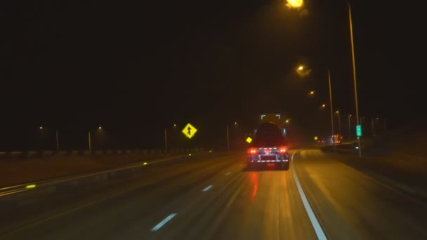 Βροχή κοντά σταγόνες νερό σε γυαλί ή καθρέφτη του αυτοκινήτου ΗΠΑ θολή κίνηση — Αρχείο Βίντεο