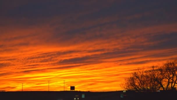 American Interstate Highway während eines wunderbaren Sonnenuntergangs im geschäftigen Nachtverkehr über die Autobahn — Stockvideo