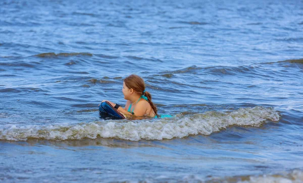 Jeune Fille Nageant Dans Océan Vagues Sur Plage — Photo