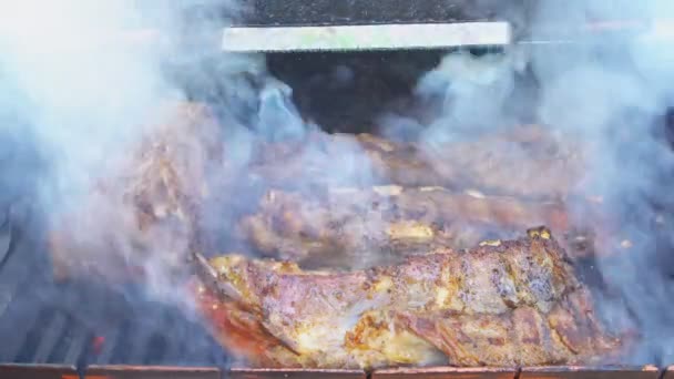 Bbq varkensribbetjes koken op barbecue — Stockvideo