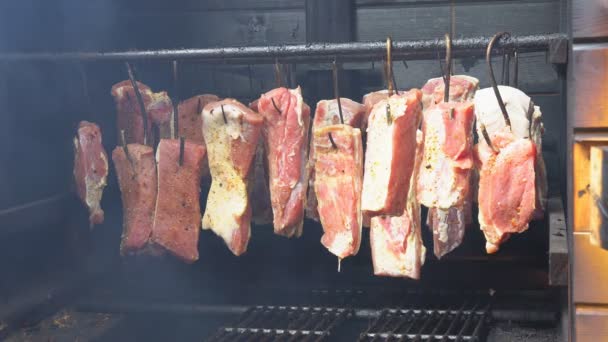 Primer plano, tocino de manteca de cerdo casero ahumado en el ahumadero — Vídeos de Stock