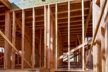 Duvarların çerçevesini Amerika 'daki inşaat evlerinin altına kiriyor.