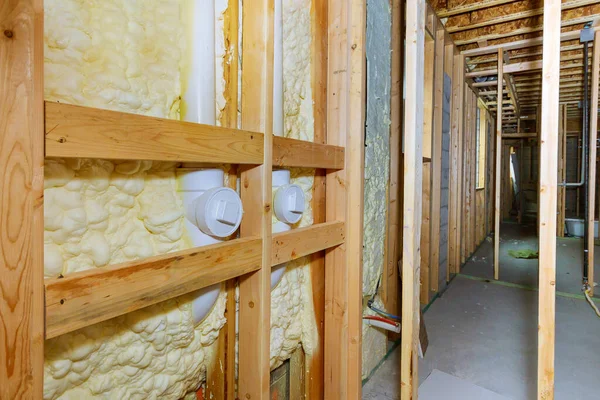 Τοίχος Θερμομόνωσης Υπογείου Αφρό Ψεκασμού Στην Κατασκευή Μονοκατοικίας — Φωτογραφία Αρχείου
