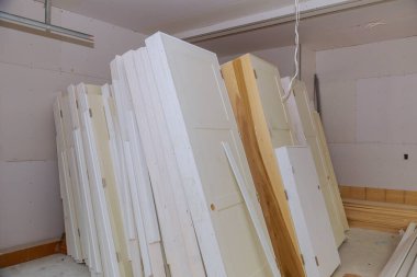 Odanın iç kapısının tadilatı için hazırlanması bekleniyor. Yeni bir ev kurulacak.