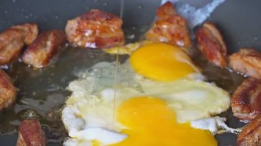 İki tavuk yumurtası ızgara domuz pirzolası.