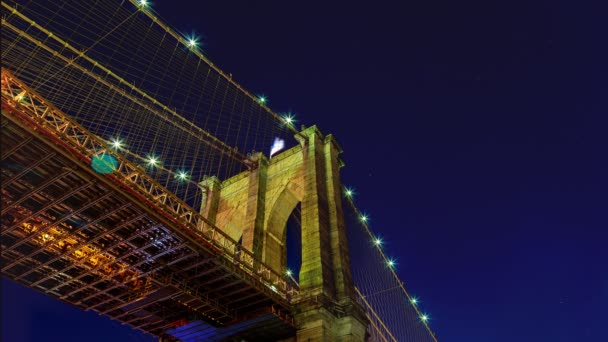 Прекрасный красочный праздничный фейерверк на Бруклинском мосту США, отмечающий День независимости Нью-Йорка — стоковое видео