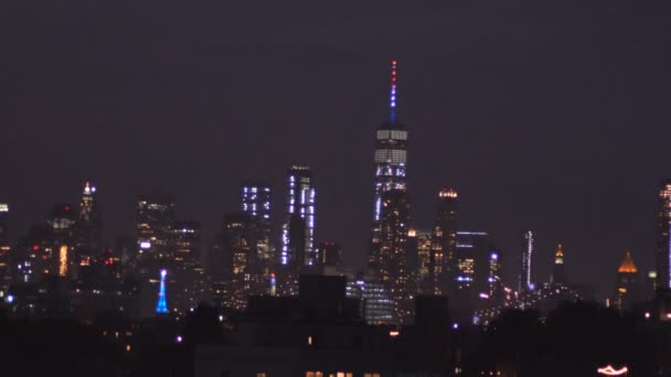 Fiestas patrióticas los EE.UU. están celebrando el 4 de julio en la ciudad nocturna con Nueva York sobre Manhattan — Vídeos de Stock