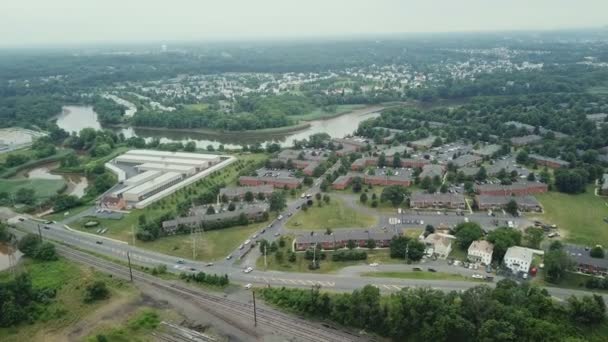 Vista aérea de aves casas bajas en zona de sueño tranquila sobre el río nublado día lluvioso . — Vídeos de Stock