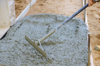 İnşaat işçileri yeni evlerinde beton kaldırımları yıkıyorlar.