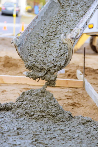 Derramando Concreto Com Construção Caminhão Betoneira Calçada — Fotografia de Stock