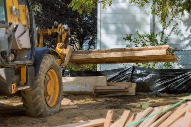 Kerestelerin bir keresteye eklenmesinde ev eklentisi ev yapımı ağır makineler kullanılıyor