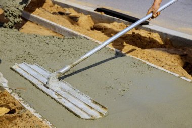 Yeni dökülmüş kaldırımlarda yumuşak betonu yüzdürmek için kullanılıyor.