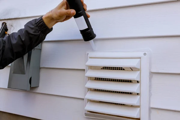 Ventilateur Évacuation Séchoir Sur Côté Maison Avec Garniture Plastique Blanc — Photo