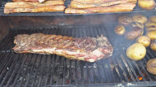 Costelas de porco churrasco, batatas grelhadas com bacon saboroso — Vídeo de Stock