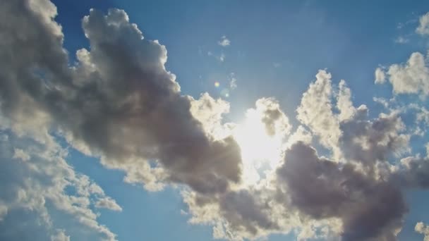 Όμορφα άσπρα σύννεφα ενάντια στον γαλάζιο ουρανό — Αρχείο Βίντεο