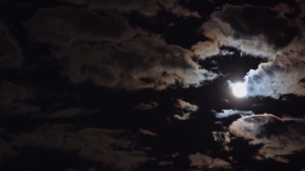 Geheimnisvoller Nachthimmel bei Vollmond dramatische Wolken im Mondschein bei Vollmond. — Stockvideo