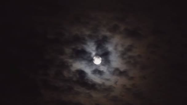 Misterioso cielo nocturno con luna llena durante la noche — Vídeo de stock