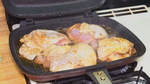 Jambes de poulet grillées rôties pilons dans une casserole — Video