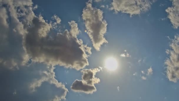 Mavi gökyüzünde bulutlu iyi günler. — Stok video