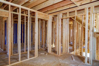 İnşaat halindeki yeni evdeki kirişlerin çerçevelenmesi